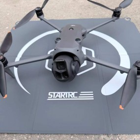 Base di atterraggio per droni con logo aziendale